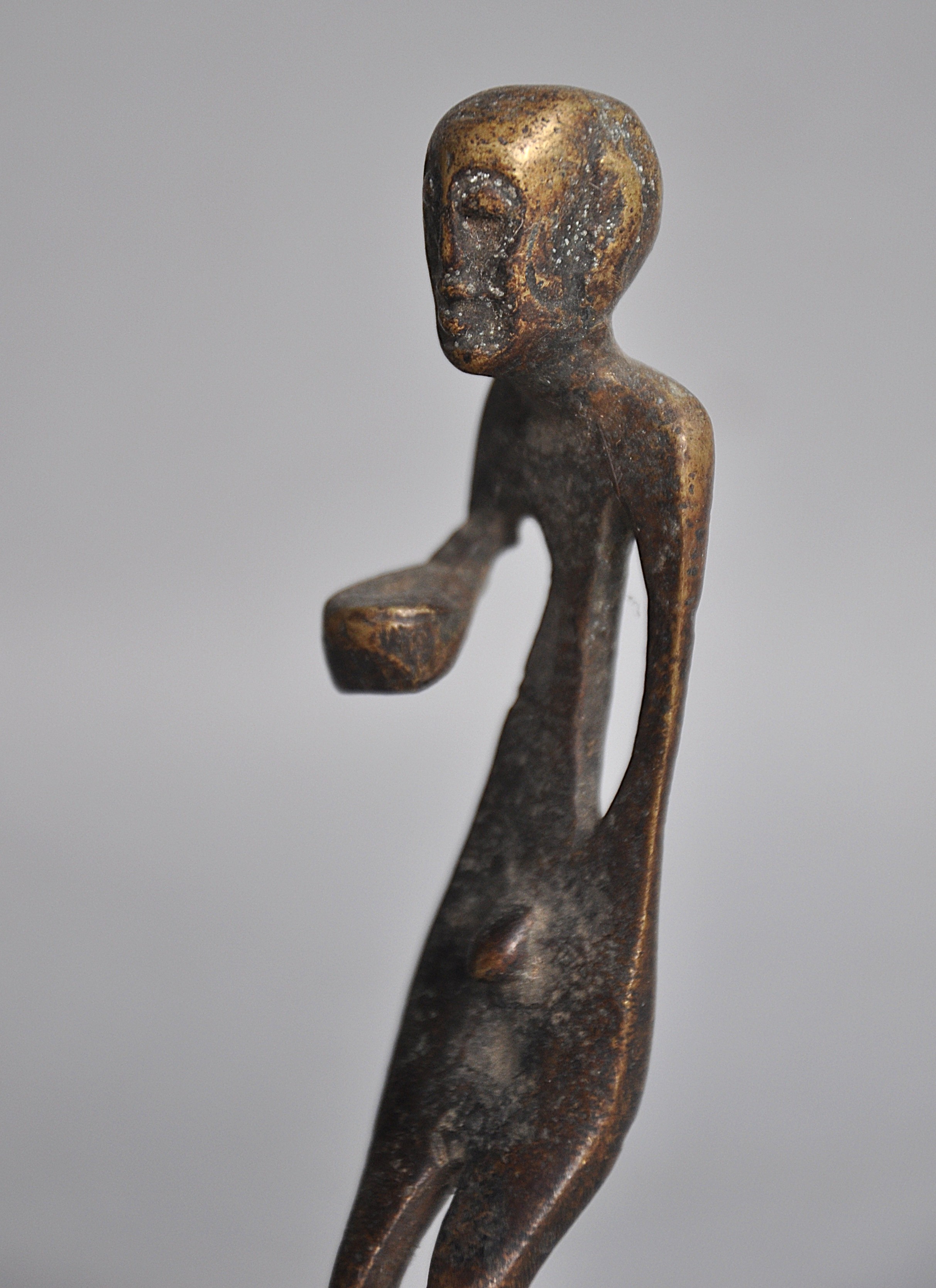 Bronzen beeld van een bedelmonnik, Nepal, ca 1960