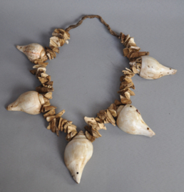 Halsketting van halves schelpen en schelpdelen, Nepal, 21e eeuw