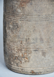 Houten yakboter pot met metalen ringen, Nepal, 2e helft 20e eeuw