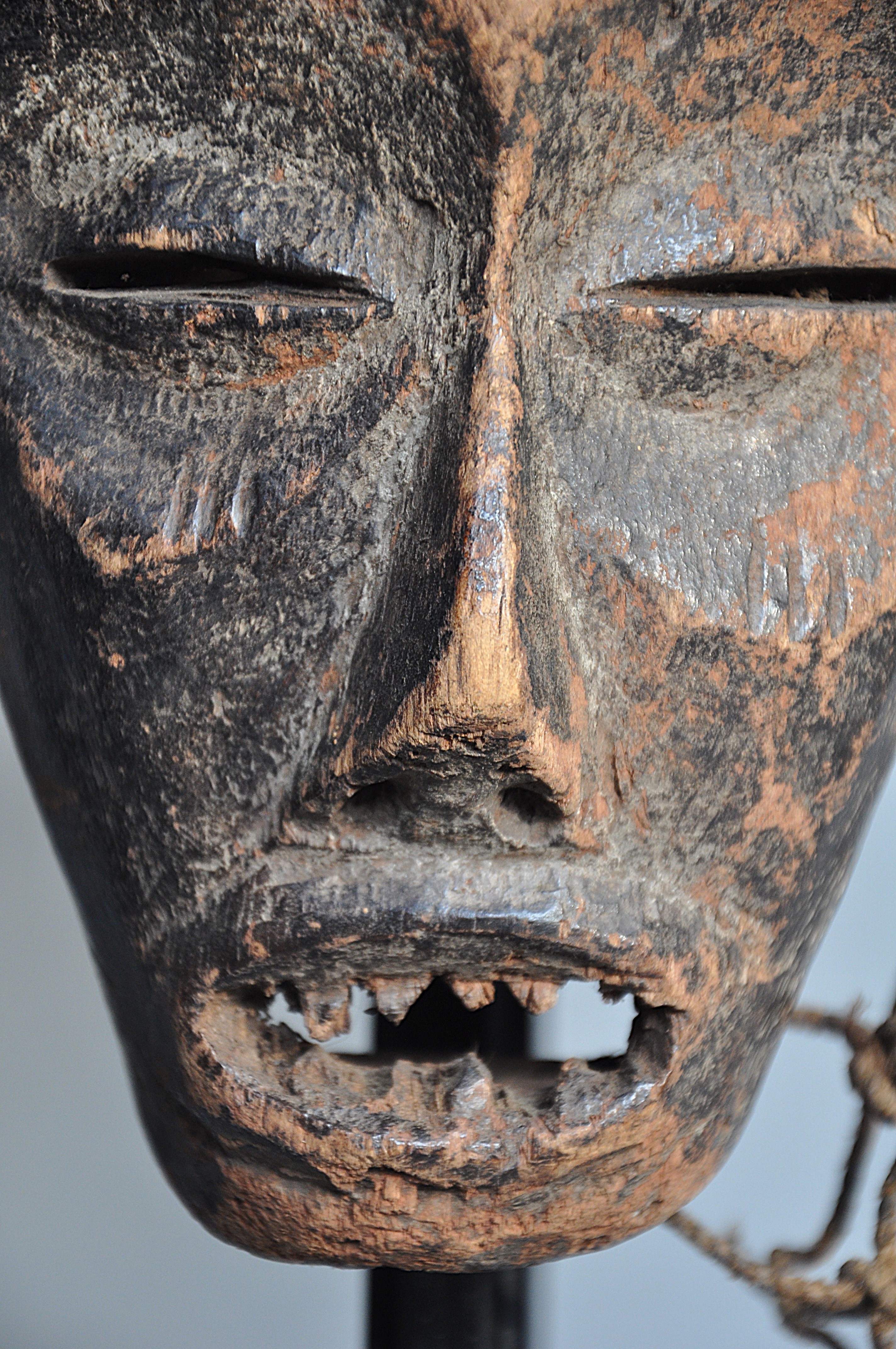 Chokwe Chikunza besnijdenis masker, 1900 - 1920