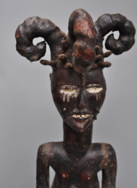 Met antilopenleer bekleedde EKOÏ figuur, Nigeria, 2e helft 20e eeuw