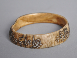 Tibetaanse Mantra-Armband uit Nepal – Handgesneden Been – Mid-20e Eeuw