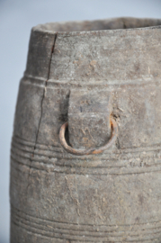 Houten yakboter pot met metalen ringen, Nepal, 2e helft 20e eeuw