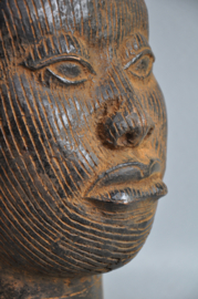Mega grote bronzen kop met diadeem, koning Oba, regio Benin City, Nigeria