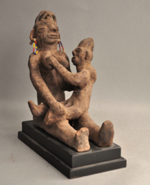 Terra cotta materniteitsbeeld, Yoruba, Nigeria, 1950-60