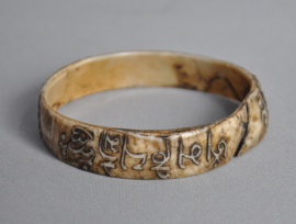 Tibetaanse Mantra-Armband uit Nepal – Handgesneden Been – Mid-20e Eeuw