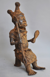 Koning Oba gezeten op een krukje, brons, Nigeria, 21e eeuw