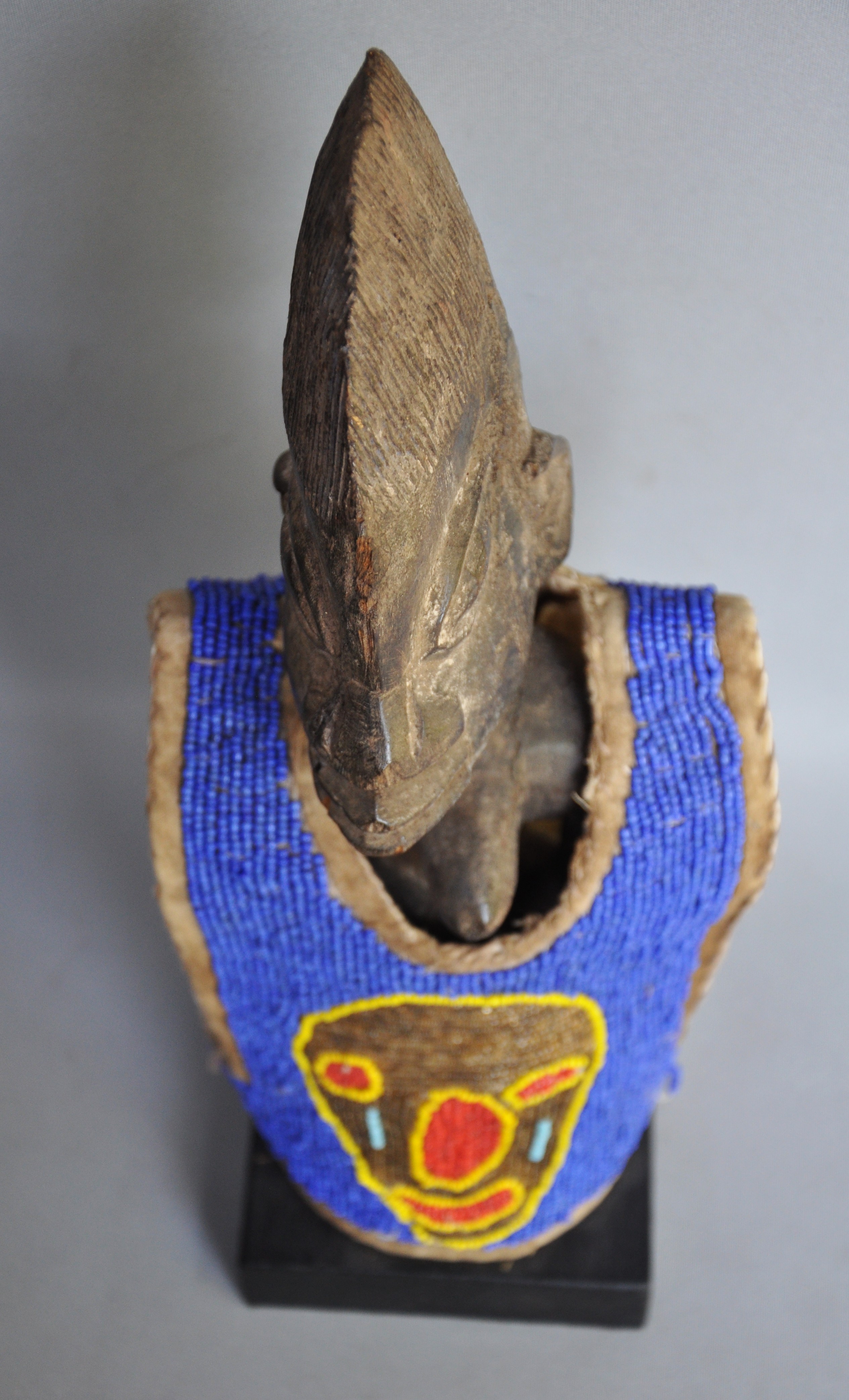 Ibedji tweelingbeeld met kralenjas, YORUBA, Nigeria, ca 1970
