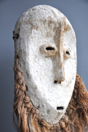 Oud LUKWAGONGO masker, Lega, DR Congo, 1940-50