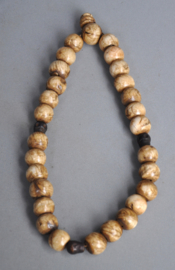 28 kraals gebedsmala van versteend hout kralen en bronzen skulls, Nepal