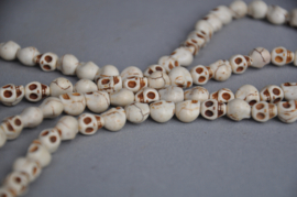 108 kraals gebedsmala van kleine stenen skull kralen, Nepal, 2e helft 20e eeuw