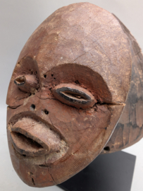 Mambila Janus Helmmasker: Een Alziende Beschermer uit de Suaga-Traditie