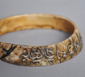 Tibetaanse Mantra-Armband uit Nepal – Handgesneden Been – Mid-20e Eeuw