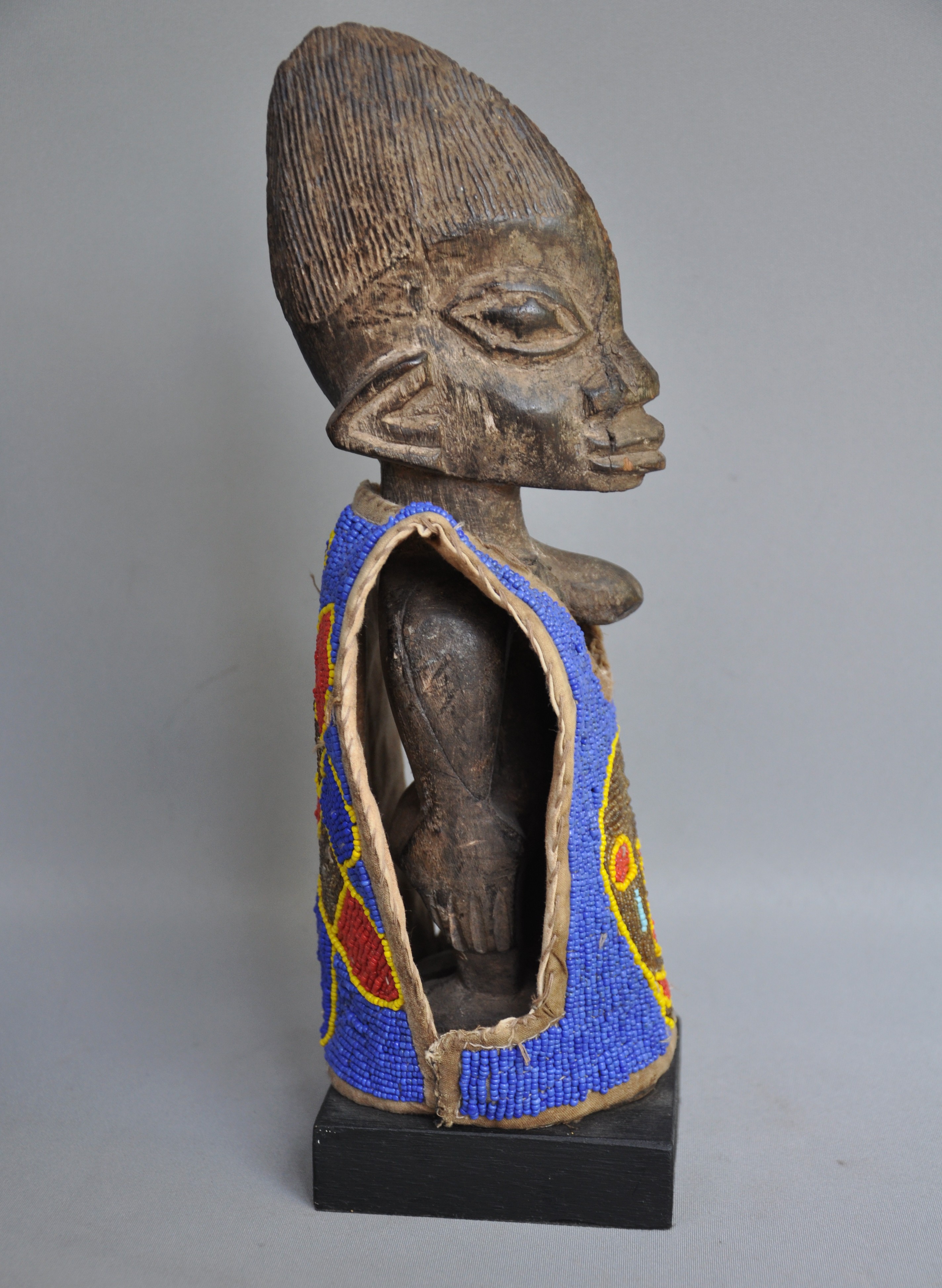 Ibedji tweelingbeeld met kralenjas, YORUBA, Nigeria, ca 1970