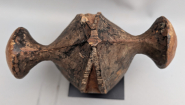 Mambila Janus Helmmasker: Een Alziende Beschermer uit de Suaga-Traditie