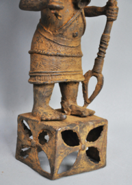 Bronzen Benin strijder op voetstuk, IFE, regio Benin City, Nigeria, 21e eeuw