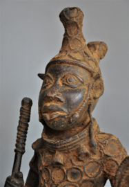 Koning Oba gezeten op een krukje, brons, Nigeria, 21e eeuw