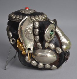Decoratieve Apenschedel in Tibetaanse Stijl – Handgemaakt Ritueel Object