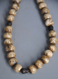 28 kraals gebedsmala van versteend hout kralen en bronzen skulls, Nepal