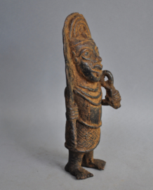 Bronzen beeldje van een staande koning Oba, Nigeria, 21e eeuw