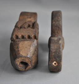 Lot van 2 karnstokhouders, ghurra's - Nepal - Midden 20e eeuw