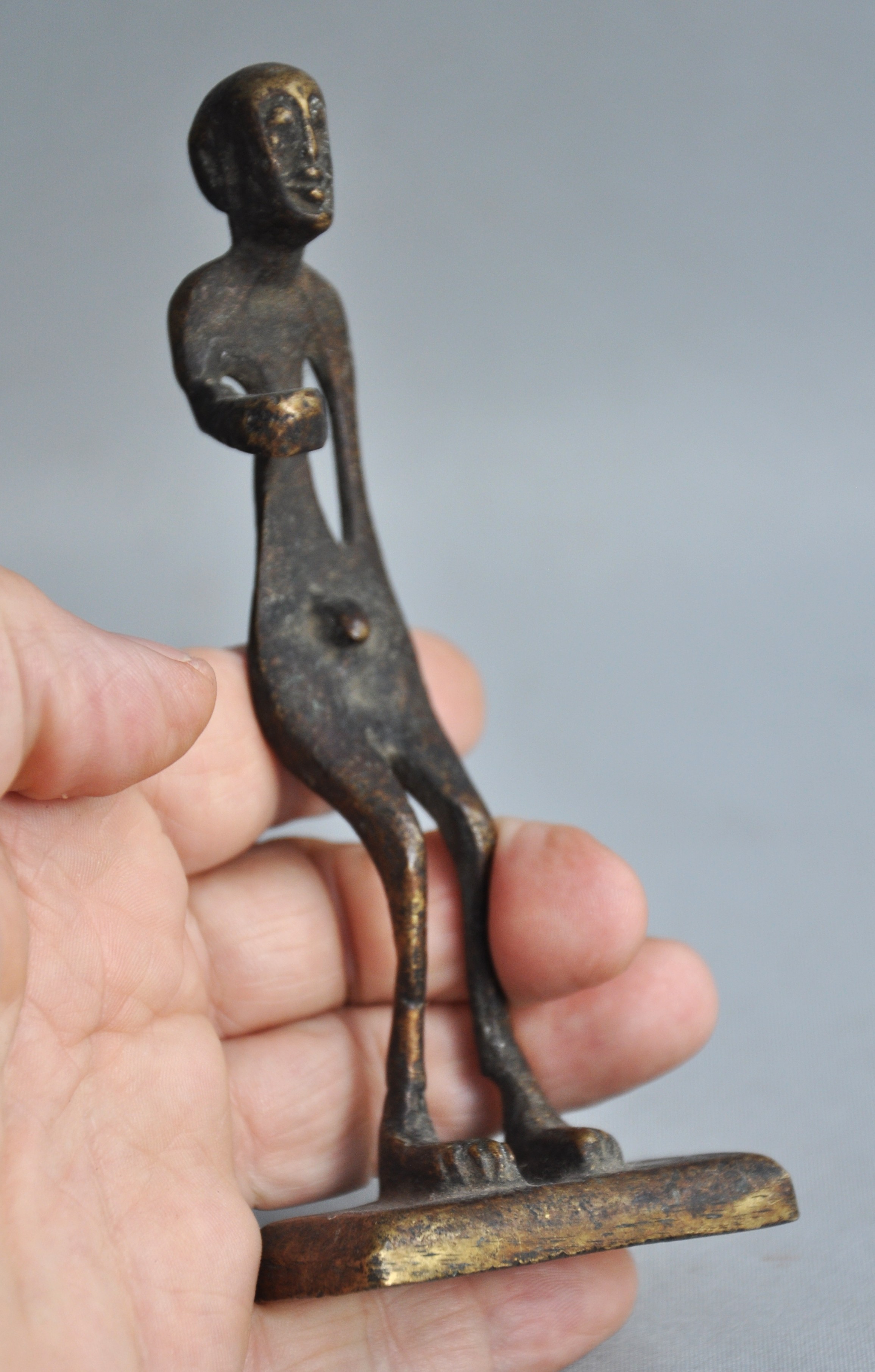 Bronzen beeld van een bedelmonnik, Nepal, ca 1960