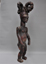 Met antilopenleer bekleedde EKOÏ figuur, Nigeria, 2e helft 20e eeuw