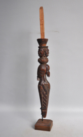 Prachtig gesneden dhyangro, handvat van een trommel, Nepal, 21e eeuw