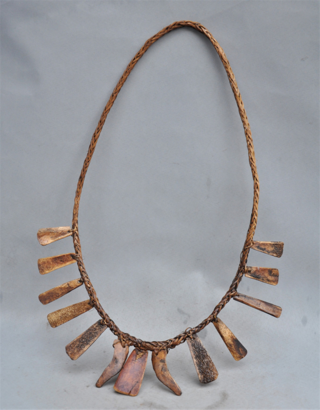 Halsketting met dierlijke botdelen v.e. karbau, Ifugao, laat 20e eeuw