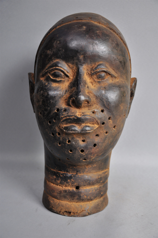 Grote bronzen kop van koning OBA, Ife, regio Benin City, Nigeria, 21e eeuw