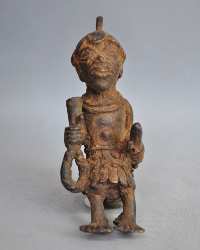 Kleiner bronzen beeld, koning Oba op kruk, Nigeria, 21e eeuw