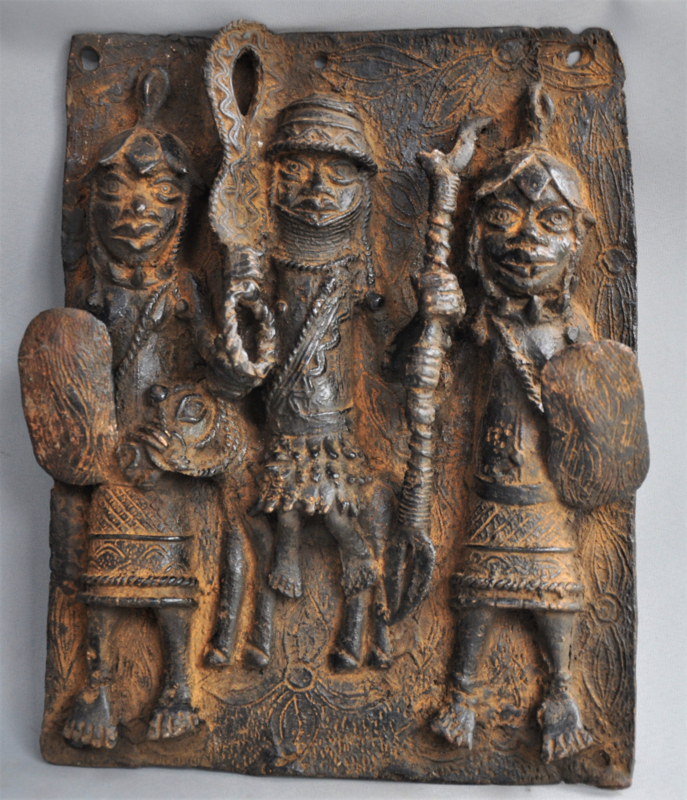 Grote bronzen "plaque Benin" met 3 strijders, regio Benin City, Nigeria, 21e eeuw
