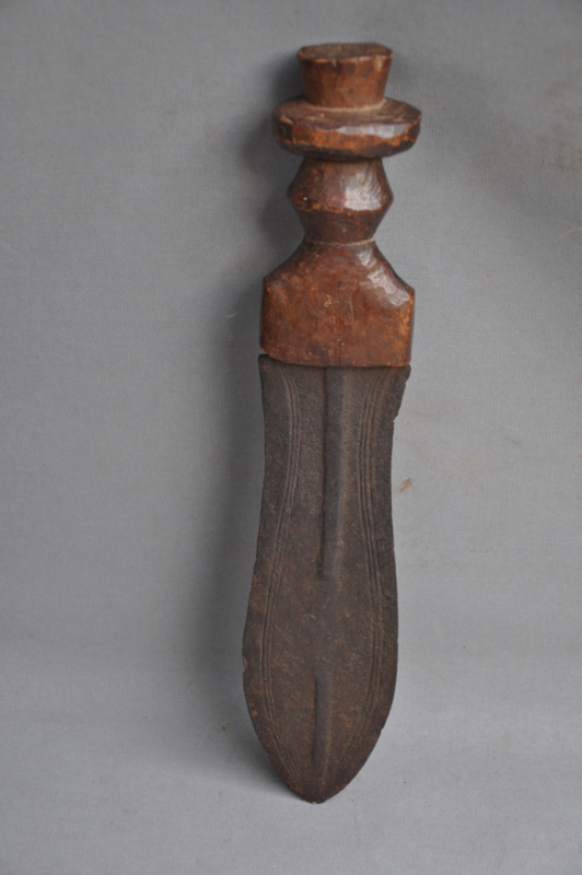 Oud tribaal intensief gebruikt mes van de KONDA stam, D.R.Congo, ca 1940