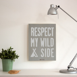 Houten tekstbord "respect my wild side" grijs
