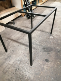 Stalen onderstel, 4 poot, zwart gepoedercoat.