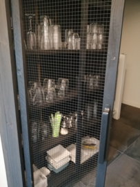 Zwarte kast met gaas deuren