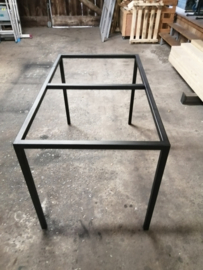 Stalen onderstel, 4 poot, zwart gepoedercoat.