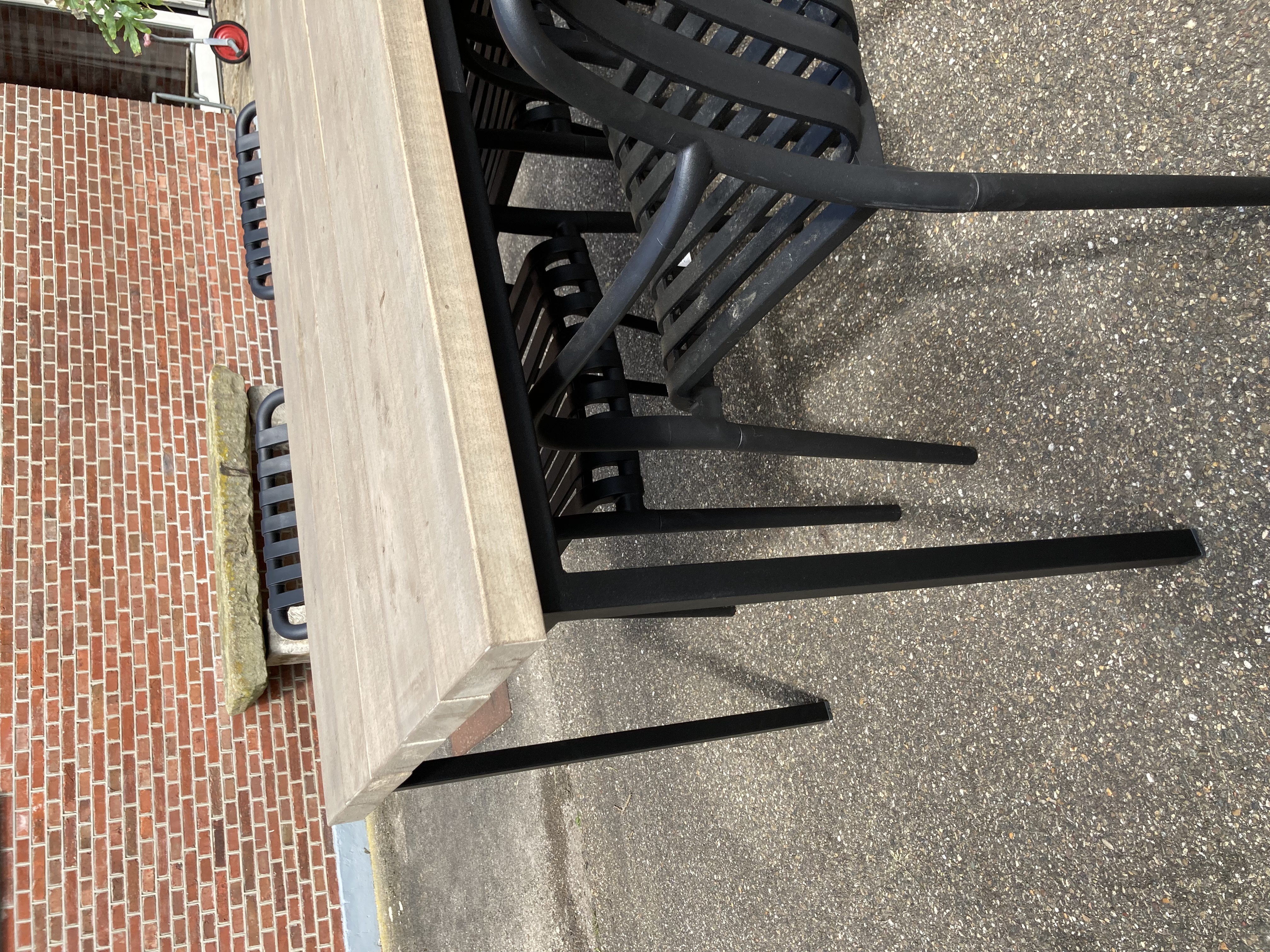 Tafel met 4 poot 225 cm lang en 78 cm breed