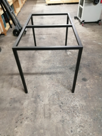 Stalen onderstel, 4 poot, zwart gepoedercoat.