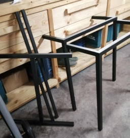 Stalen onderstel, 4 poot, zwart gepoedercoat.