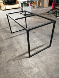 Stalen onderstel, U poot, zwart gepoedercoat.