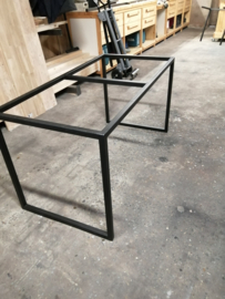Stalen onderstel, U poot, zwart gepoedercoat.