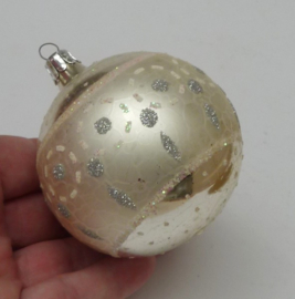 Vintage kerstbal zilver met gesatineerde band 8 cm