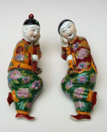 Een paar Chinese Qing Famille Rose porseleinen beeldjes opiumrokers