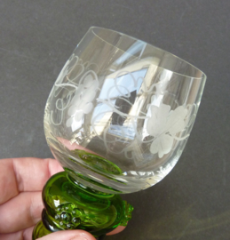 Kristallen roemer wijnglas groene gelaagde voet braamnoppen