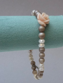 Biba armband taupe en roze facetkralen kunstparels en roosje