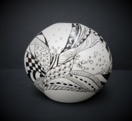 Studio pottery Op Art vaasje in wit zwart