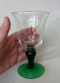 Bubbeltjesglas wijnglas op groene voet