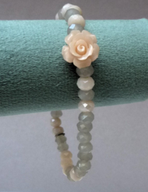 Biba armband roze en grijze facetkralen en roosje