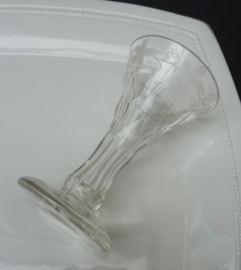 Facetgeslepen toost glas met holle steel en wijnrank gravure 18e eeuw